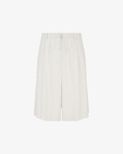 Load image into Gallery viewer, Linen Blend Pleated Oversized Bermuda
