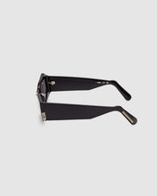 Load image into Gallery viewer, GD022 CAT-EYE SUNGLASSES: Unisex Sunglasses Black | GCDS
