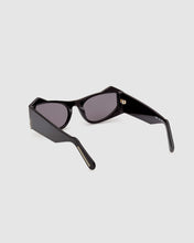 Load image into Gallery viewer, GD022 CAT-EYE SUNGLASSES: Unisex Sunglasses Black | GCDS
