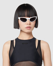 Load image into Gallery viewer, GD024 CAT-EYE SUNGLASSES: Unisex Sunglasses White | GCDS
