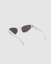 Load image into Gallery viewer, GD024 CAT-EYE SUNGLASSES: Unisex Sunglasses White | GCDS
