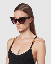 Load image into Gallery viewer, GD0026 Cat-eye sunglasses : Women Sunglasses Multicolor  | GCDS
