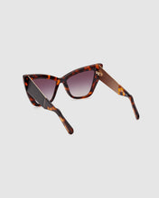 Load image into Gallery viewer, GD0026 Cat-eye sunglasses : Women Sunglasses Multicolor  | GCDS
