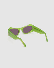 Load image into Gallery viewer, GD0022 Cat-eye sunglasses : Unisex Sunglasses Green  | GCDS
